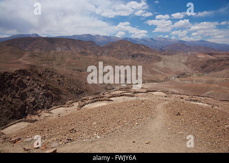 Site archéologique avec des vestiges de la forteresse historique de Pukara de Copaquilla dans les Andes du nord du Chili. Banque D'Images