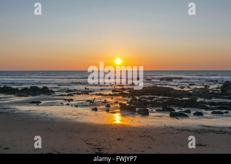 De soleil colorés au-dessus de l'océan Pacifique avec Belle Plage En Amérique du Sud Banque D'Images