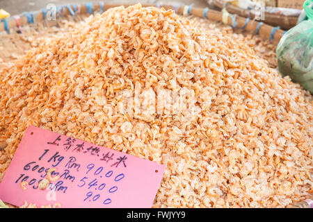 Crevettes séchées à la vente à la marché traditionnel de George Town, Penang, Malaisie. Banque D'Images