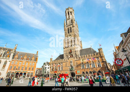 Bruges, Belgique - 17 mai 2014 : Ancienne tour médiévale avec l'horloge dans le beffroi de Bruges, ou Belfort, est un clocher médiéval Banque D'Images