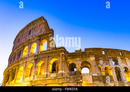 La vue de près du Colisée à Rome, Italie. Banque D'Images