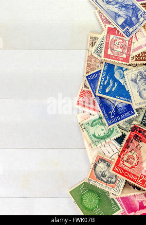 Mail timbres de différents pays sur le livre la collecte de timbres page. Banque D'Images