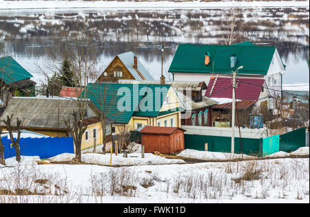 Petit village sur les rives de la rivière Volga, Russie Banque D'Images