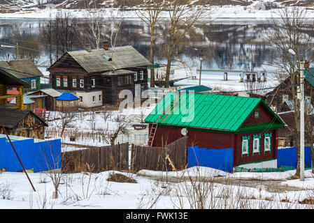 Petit village sur les rives de la rivière Volga, Russie Banque D'Images