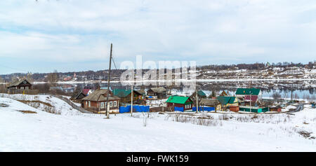 Petit village sur les rives de la rivière Volga, Russie Banque D'Images