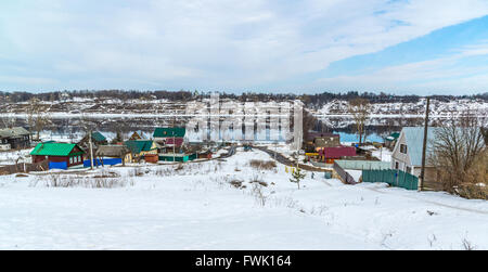 Petit village sur les rives de la rivière Volga, Russie Banque D'Images