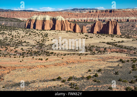 Tours et de falaises dans la région de Cathedral Valley, Capitol Reef National Park, du Plateau du Colorado, Utah, USA Banque D'Images