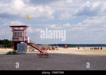 La plage de Pärnu en Estonie sur une journée d'été nuageux Banque D'Images