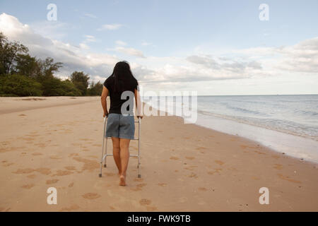 Utilisation femme walker sur plage de sable fin. transmettre le sens à vous détendre attractions touristiques du patient Banque D'Images