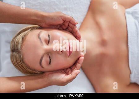 Vue d'en haut photo de young caucasian woman getting massage de la tête à médecine centres Banque D'Images