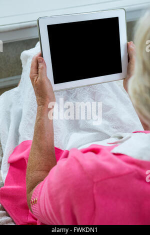 Senior woman holding tablet pc Banque D'Images