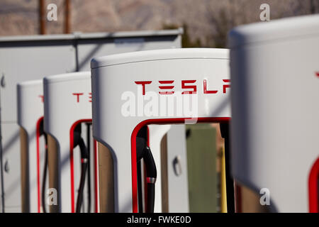 La station de recharge de véhicules électriques Tesla à Lone Pine, Californie, USA Banque D'Images