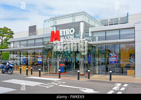Les locaux de la banque métro & connexion logo en centre ville avec un grand développement retail park parking adjacent à Romford East London England UK Havering Banque D'Images