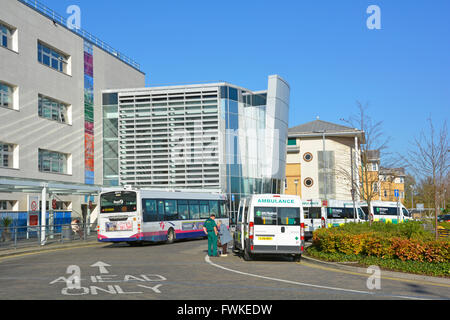 Arrêt de bus et parking privé ambulancier pour patients à l'hôpital NHS Broomfield, centre médical national de santé Chelmsford, Angleterre, Royaume-Uni Banque D'Images