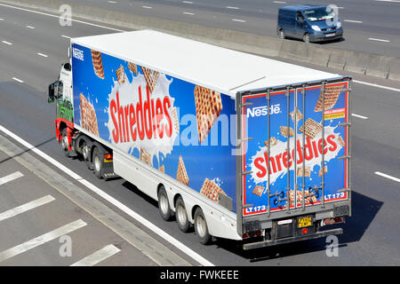 Le transport de la logistique de la chaîne d'approvisionnement alimentaire par Eddie Stobart Camion Poids Lourds & Shreddies Nestlé annonce sur remorque articulé en voiture sur autoroute en anglais Banque D'Images