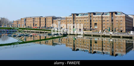 Passerelle de restaurants en plein air & entrepôts converti en compte dans le Nord de l'ancien dock West India Docks à Canary Wharf Isle of Dogs London Docklands Banque D'Images