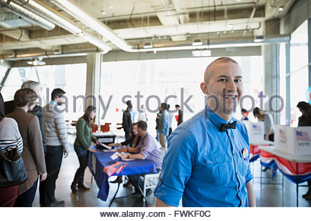 Portrait of smiling man Bow tie vote des électeurs