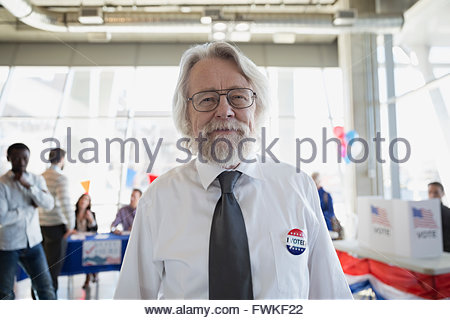 Portrait smiling senior man au lieu de vote de l'électeur