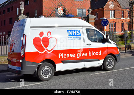 Des donneurs de sang du NHS van conduite le long de la route du centre-ville de la chaîne d'approvisionnement des soins de soutien aux hôpitaux pour les produits sanguins et dons Essex England UK Banque D'Images