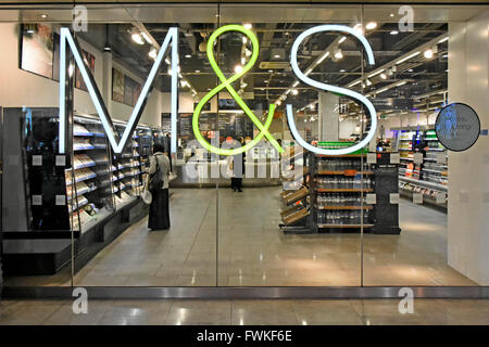 Au-delà de M&S Foodhall store monté sur panneau lumineux vitrine de food hall dans le centre commercial Westfield Stratford City Newham est de Londres Angleterre Banque D'Images