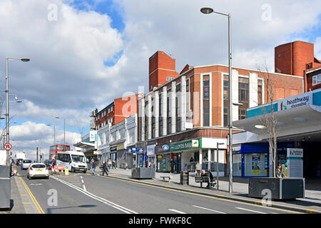 Rue commerçante Heathway sur le pont jusqu'à Dagenham Heathway station de métro desservant le logement dans le LCC Becontree Estate England UK Banque D'Images