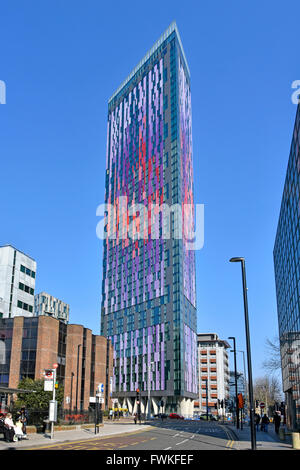 Panneaux de revêtement coloré des tours d'appartements par Berkeley Homes vue bloc gratte-ciel du sud de Londres Croydon UK Angleterre against a blue sky Banque D'Images