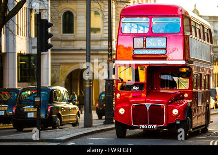 Londres Routemaster Bus traditionnel rouge et noir la cabine près de Trafalgar Square Banque D'Images