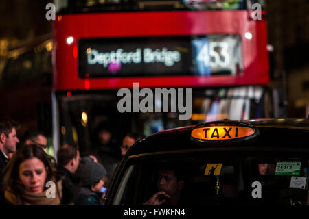 London Taxi Noir et Rouge London Routemaster Bus à Piccadilly Circus, à Londres. Banque D'Images