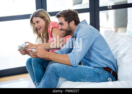 Young man and woman playing video game Banque D'Images