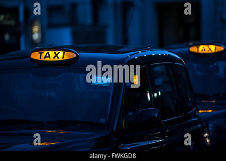 London taxi le soir, chauffeur de taxi noir Banque D'Images