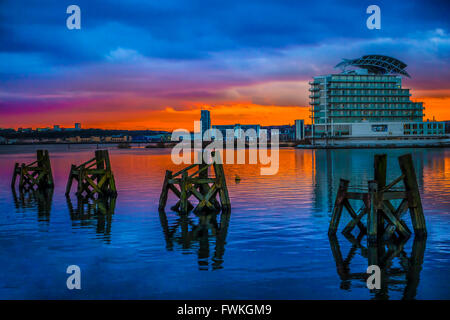 La baie de Cardiff, comme le coucher du soleil. Se bloque orange dans le ciel à la nuit tombée. Banque D'Images