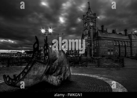 Cardiff Bay Pierhead building Mermaid quay la nuit Banque D'Images