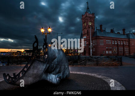 Cardiff Bay Pierhead building Mermaid quay la nuit Banque D'Images