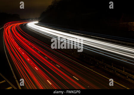 Vue de nuit d'un pont de lumière des sentiers de la circulation sur l'autoroute M4 Banque D'Images