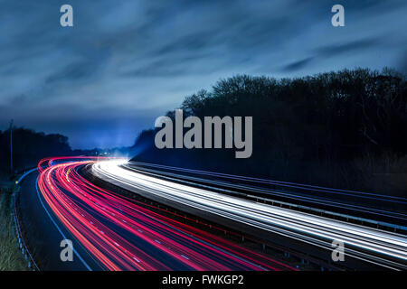 Vue de nuit d'un pont de lumière des sentiers de la circulation sur l'autoroute M4 Banque D'Images