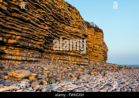 Rocky Point Rhoose Beach South Wales Blue Sky Banque D'Images