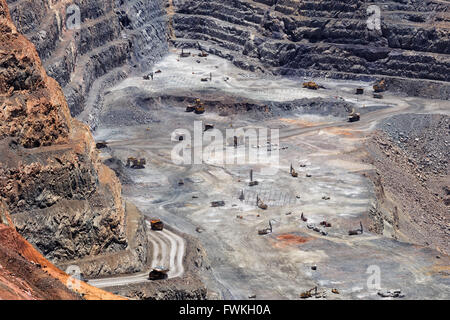 Au fond de la mine d'or à ciel super de Kalgoorlie en Australie occidentale. Big exavators, camions et autres machines semblent petits Banque D'Images