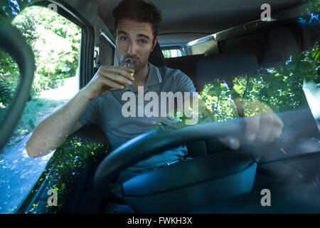 Portrait de l'homme affalé de boire de l'alcool Banque D'Images