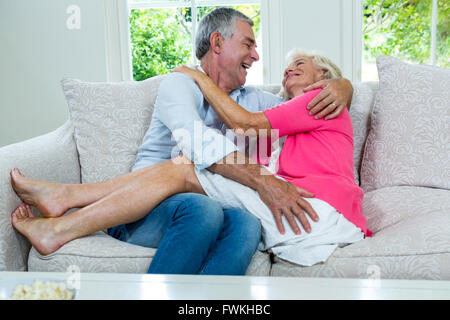 Romantic senior couple sitting on sofa Banque D'Images