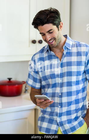 Young man text messaging on mobile Banque D'Images