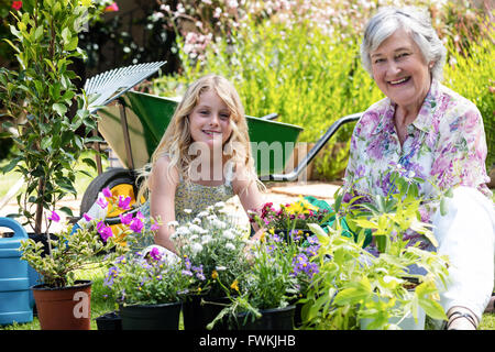 Portrait de grand-mère et petite-fille gardening together Banque D'Images