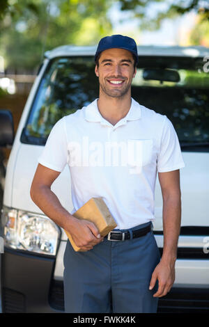 Heureux personne livraison holding cardboard box Banque D'Images