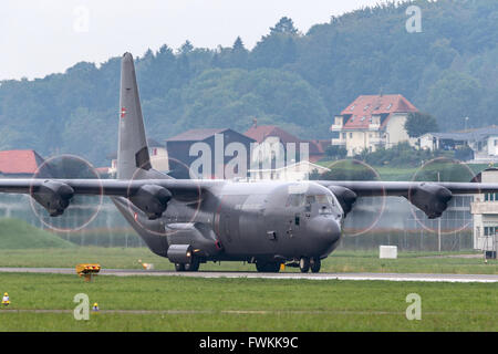 Royal Danish Air Force (b comme Danske Flyvevåbnet) Lockheed Martin C-130J-30 Hercules des avions de transport militaires. Banque D'Images