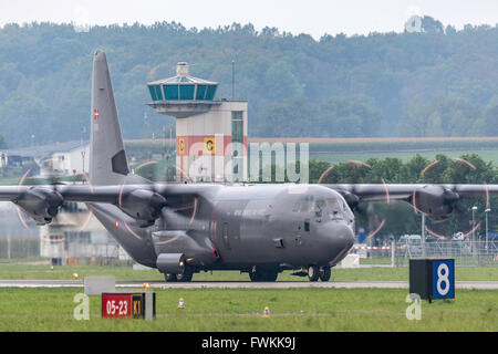 Royal Danish Air Force (b comme Danske Flyvevåbnet) Lockheed Martin C-130J-30 Hercules des avions de transport militaires. Banque D'Images