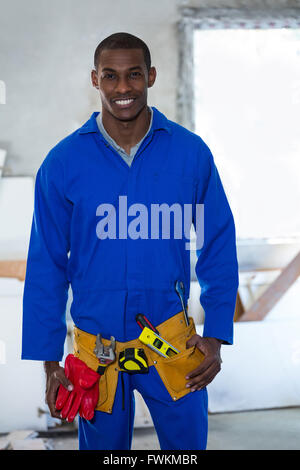 Portrait d'homme wearing tool belt Banque D'Images