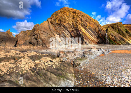 Sandymouth beach North Cornwall England UK beaux rochers avec des schémas inhabituels en HDR colorés avec cascade Banque D'Images