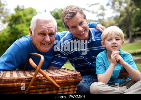 Portrait de multi-generation family having a picnic Banque D'Images