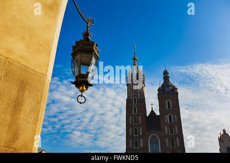 Les lumières de la ville, à l'arrière-plan la basilique Sainte-Marie de Cracovie, Pologne Banque D'Images