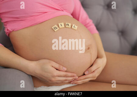 Ventre d'une femme enceinte avec des lettres Banque D'Images