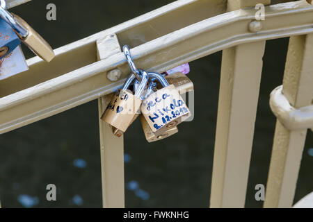 PRAGUE, RÉPUBLIQUE TCHÈQUE - 31 décembre 2015 : Close up vue détaillée de l'amour des cadenas sur un pont de Pague. Banque D'Images